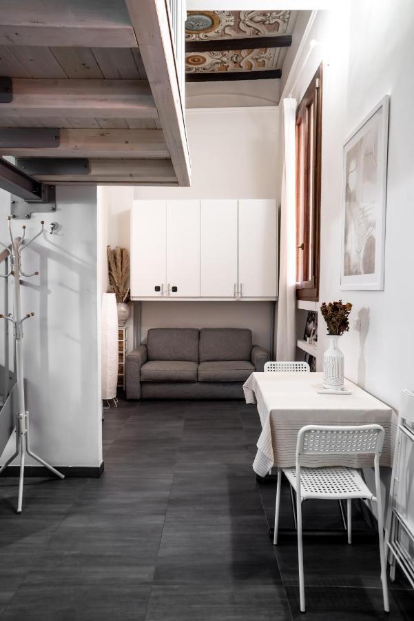 Charming Frescoed Loft Apartment โบโลญญา ภายนอก รูปภาพ