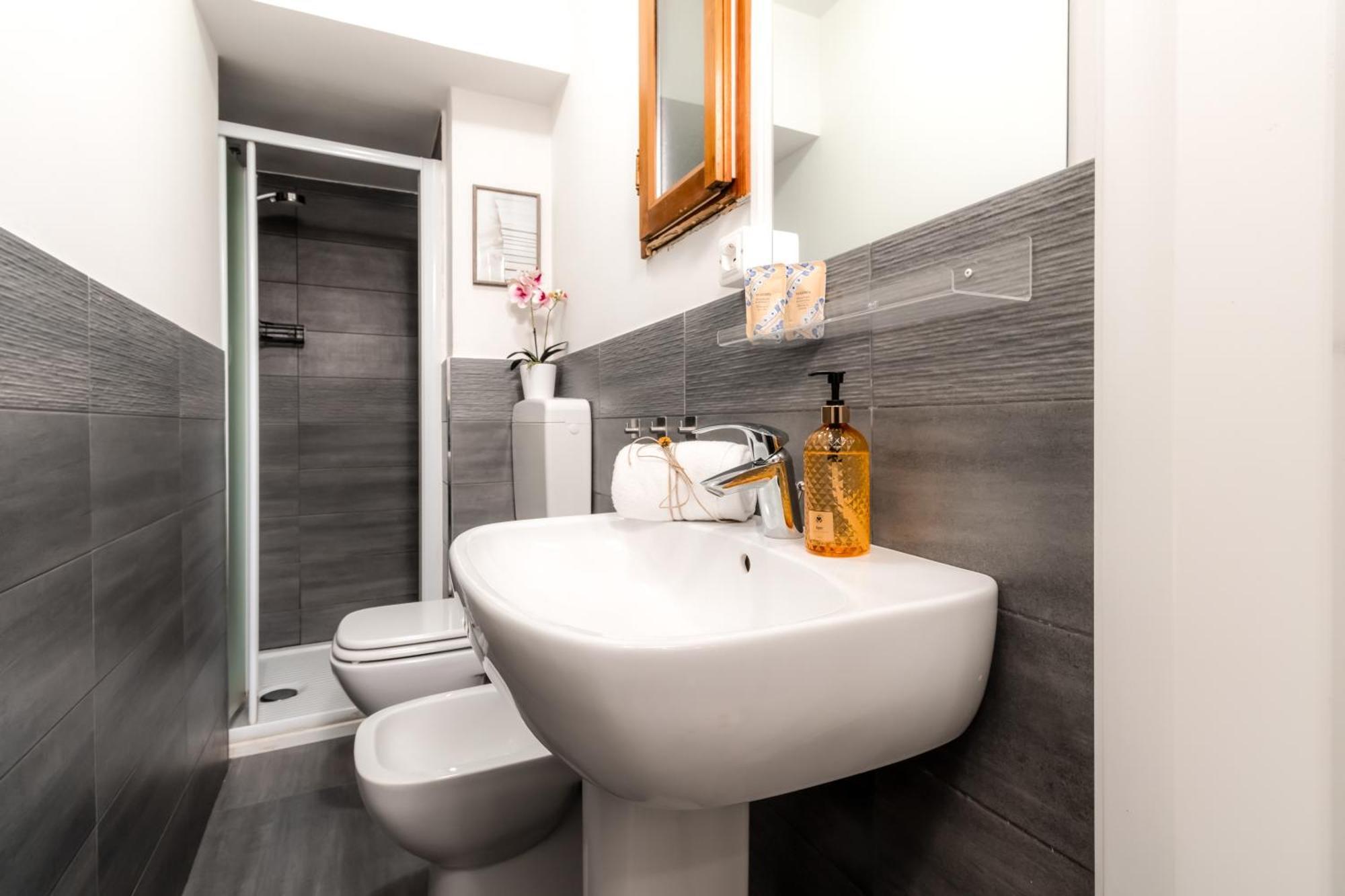 Charming Frescoed Loft Apartment โบโลญญา ภายนอก รูปภาพ