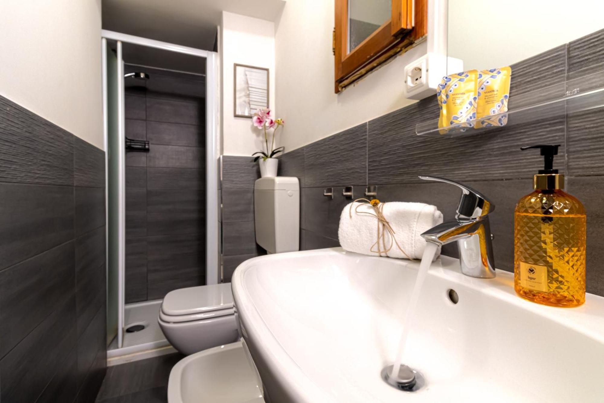Charming Frescoed Loft Apartment โบโลญญา ภายนอก รูปภาพ