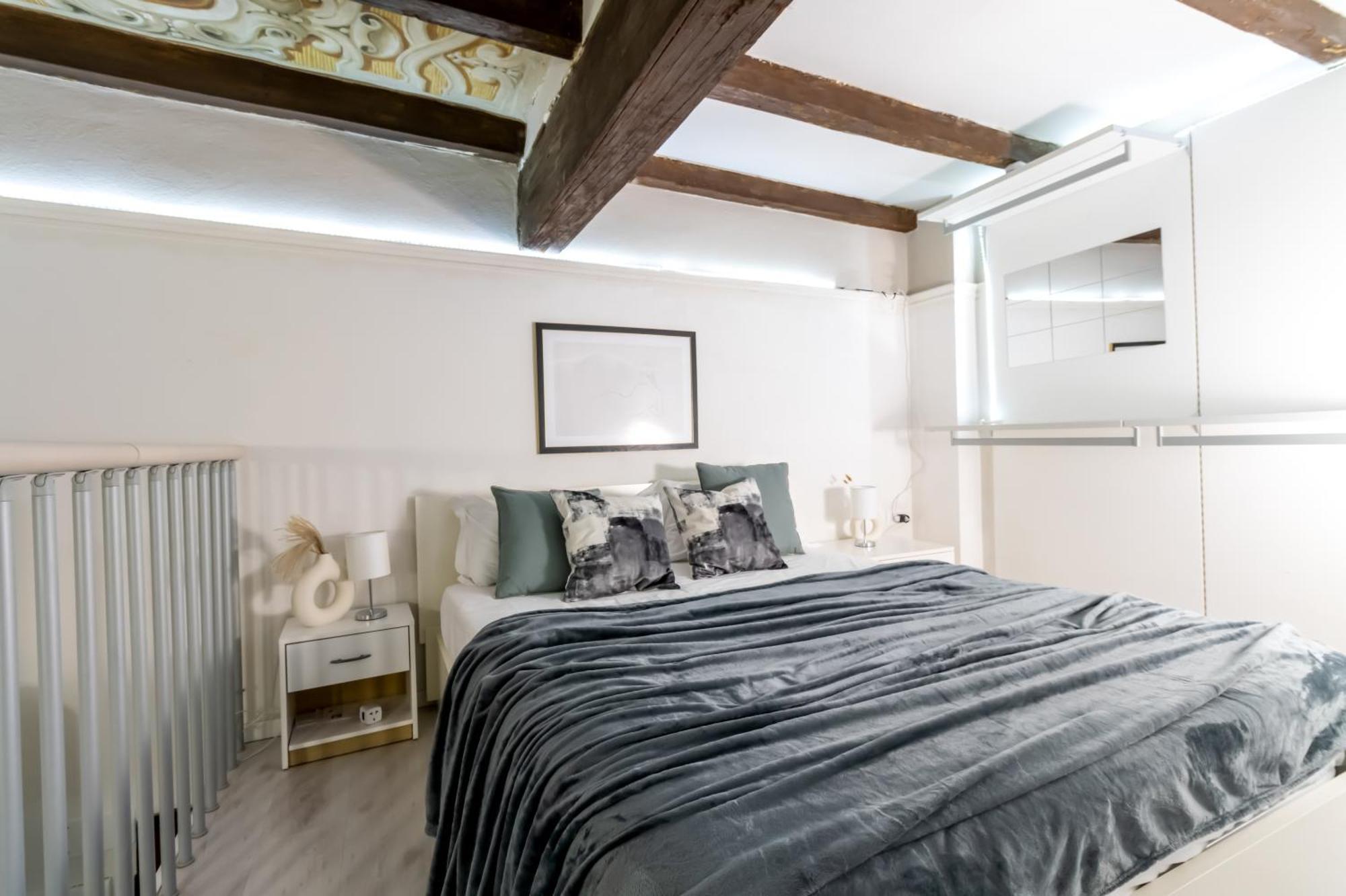 Charming Frescoed Loft Apartment โบโลญญา ภายนอก รูปภาพ
